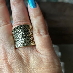 Stretchy back gold colored ring.